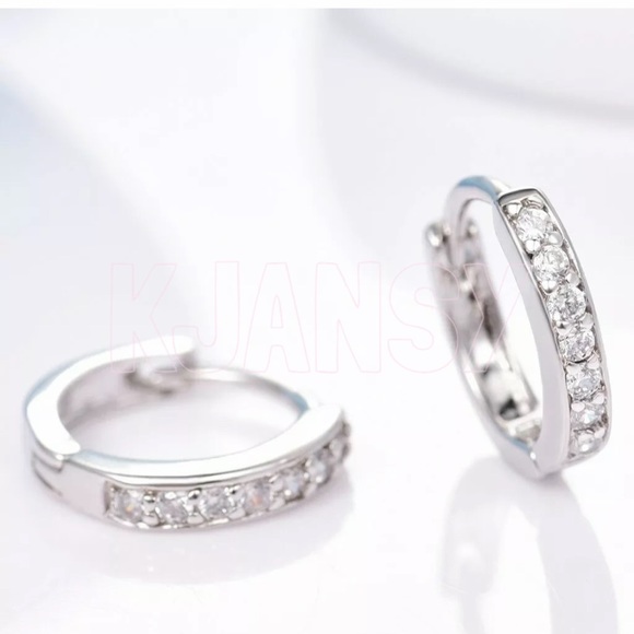 5⭐️ BESTSELLER HUGGIE EARRINGS - Picture 4 of 8